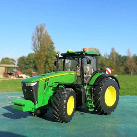 Britains 43174 John Deere 8400R Tractor, Diorama