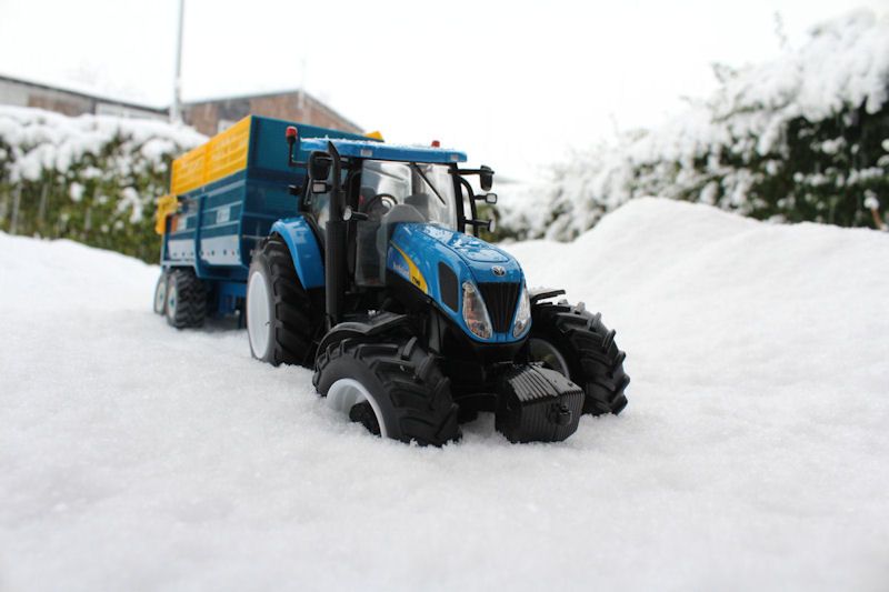 Britains New Holland tractor, Kane trailer