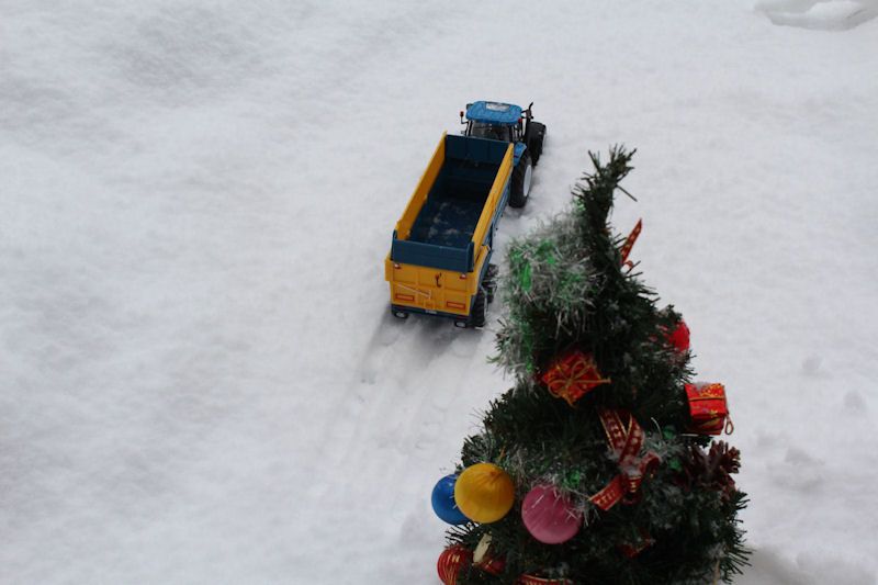 Britains New Holland tractor, Kane trailer passing tree