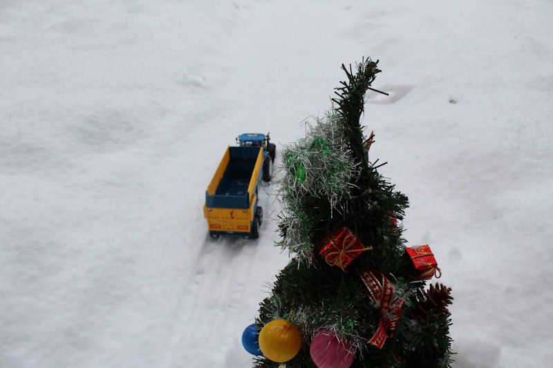 Britains New Holland tractor, Kane trailer xmas tree