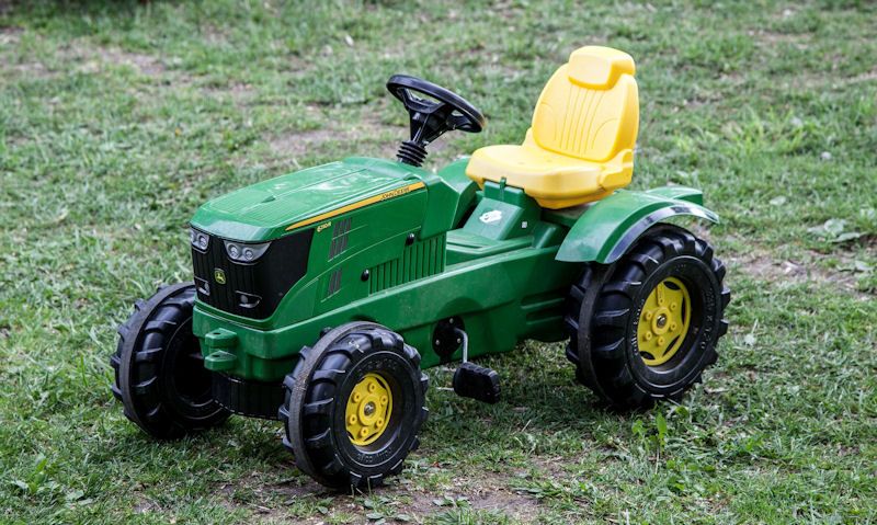 Ride-on pedal tractor guide