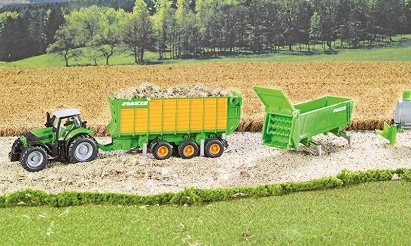 Siku Deutz Fahr Agrotron Tractor Set diorama setup